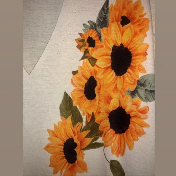 Sunflower Blouse 🌻 - Picture 5 of 10